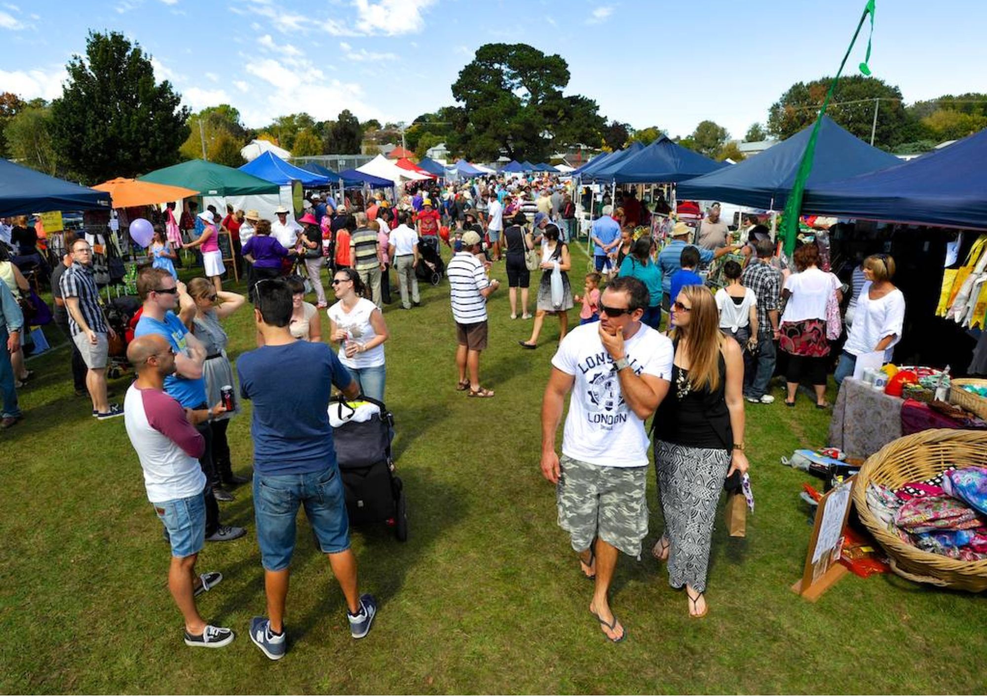 People wondering through the Millthorpe markets