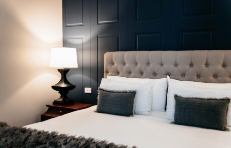 de-russie-hotel-boutique-accommodation-orange-blue-room-photodetail-21