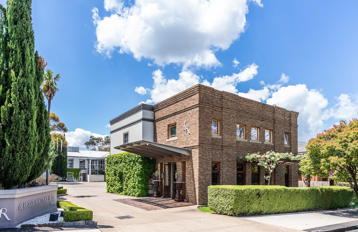 de russie boutique hotel exterior summer