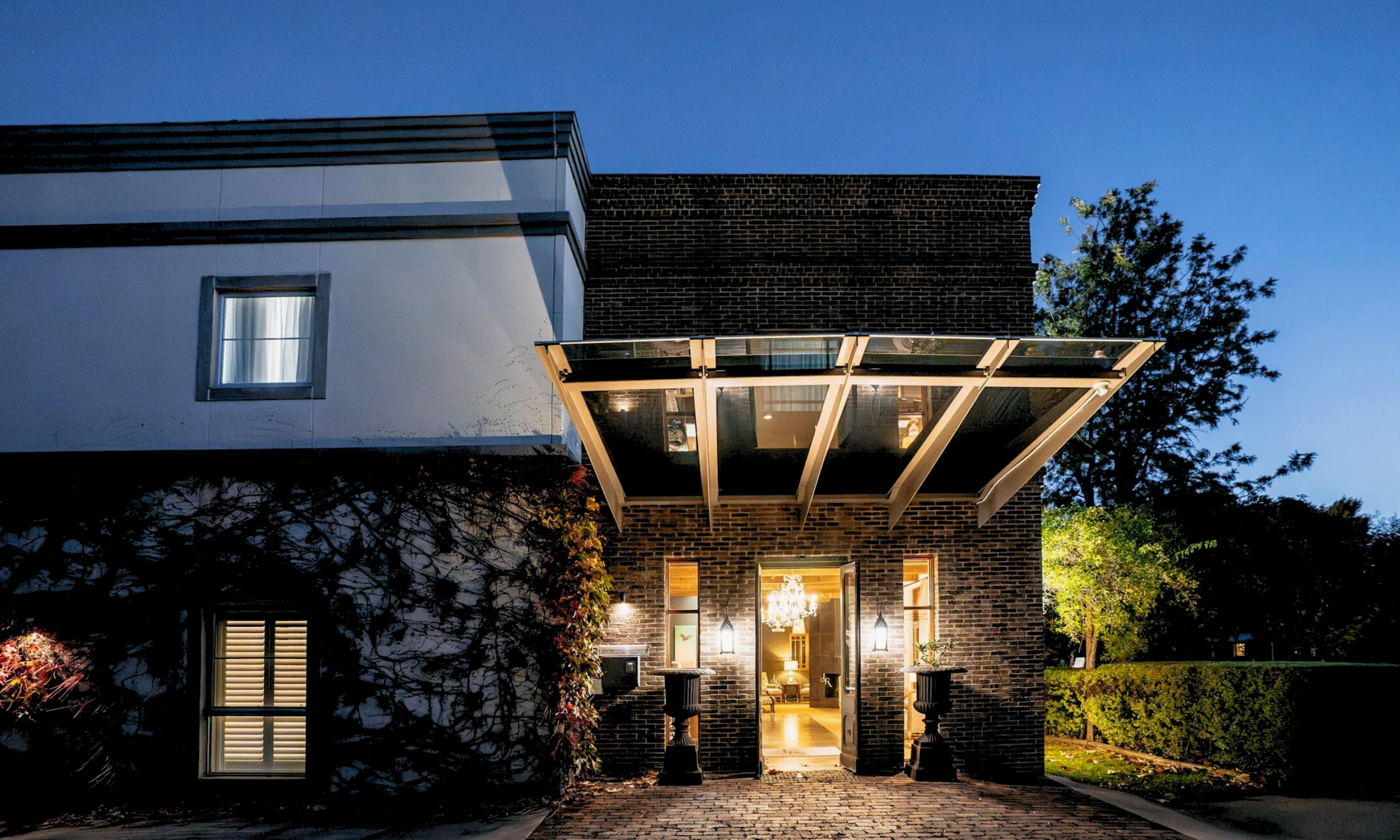 de-russie-boutique-hotel-orange-exterior night